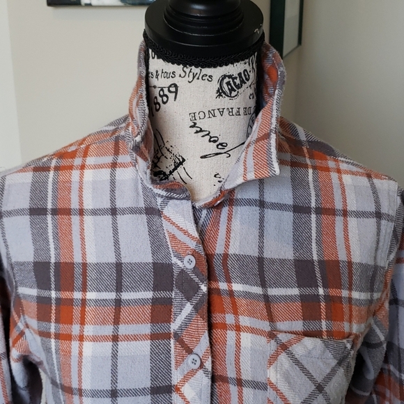 Old mill flannal button down - Picture 2 of 5